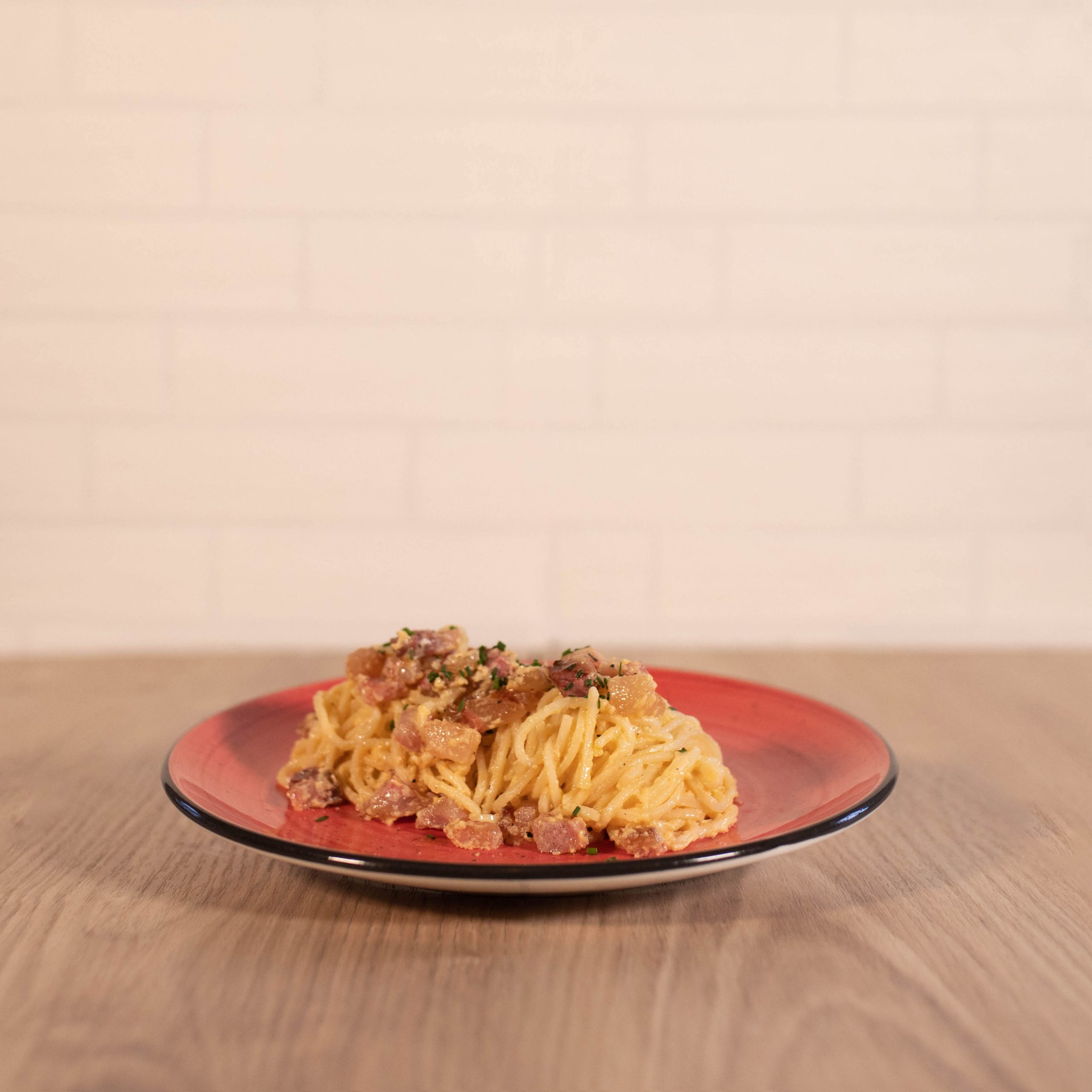 Spaguetti a la auténtica carbonara con guanchiale, yema de huevo y parmesano.
